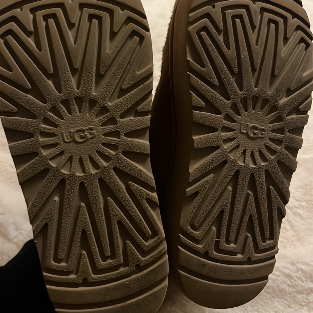 UGGS - Picture 5 of 6